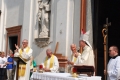 14 il Vescovo saluta il parroco don Mario Maggi