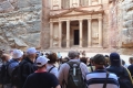 Davanti alla Facciata del Tesoro a Petra